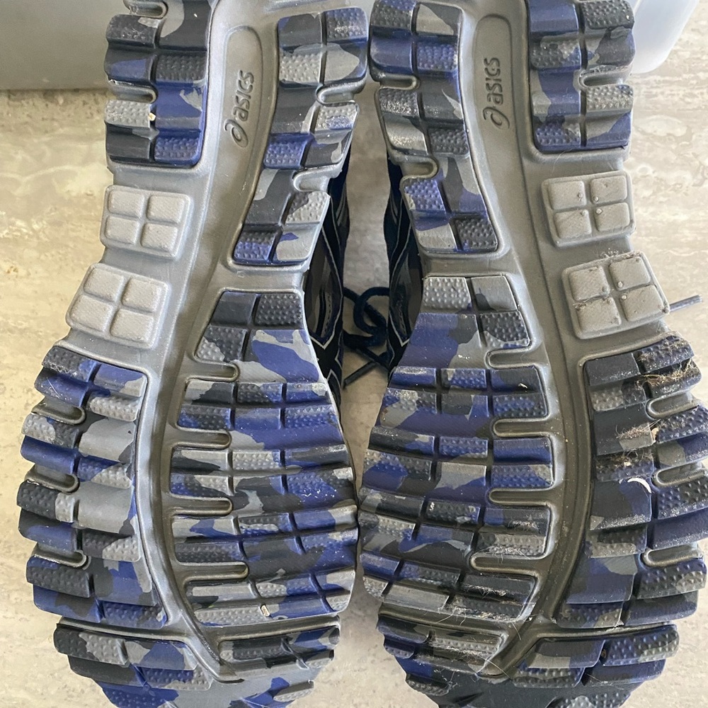ASICS - Picture 3 of 5